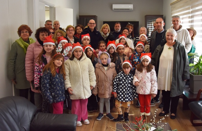 Φωτογραφία Κάλαντα από το Λύκειο Ελληνίδων Νάουσας στο Δημαρχείο